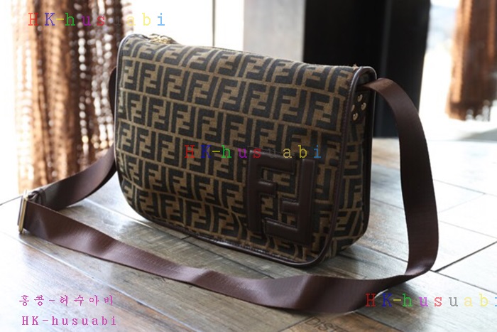 NEW 펜디 로고 메신저백 FD 47889