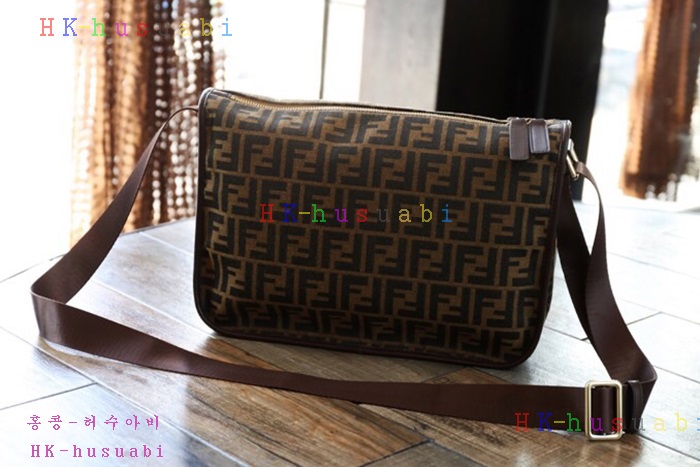 NEW 펜디 로고 메신저백 FD 47889