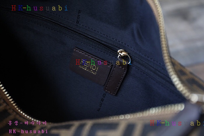 NEW 펜디 로고 메신저백 FD 47889