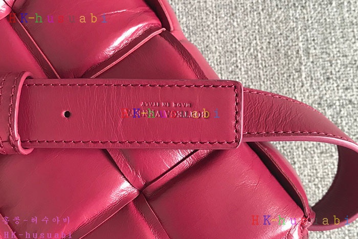 ★미러급★ 보테가베네타 패딩 카세트 백 BV591970-2