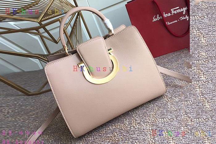 ★미러급★  페라가모 테아 토트백 F 21G596-4