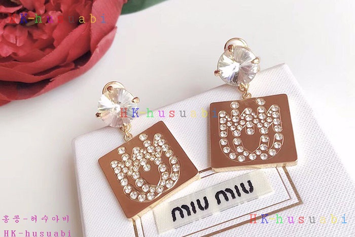 NEW 미우미우 귀걸이 신상 M 672221
