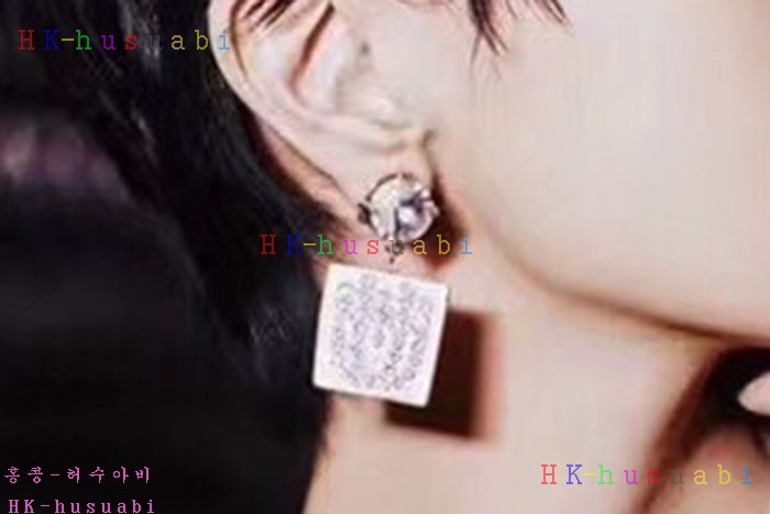 NEW 미우미우 귀걸이 신상 M 672221