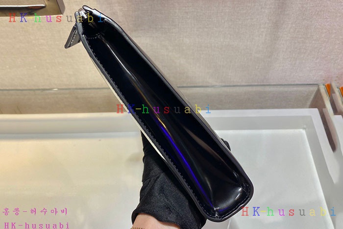 ★미러급★프라다 레더 브러쉬드 가죽 파우치  2VF030
