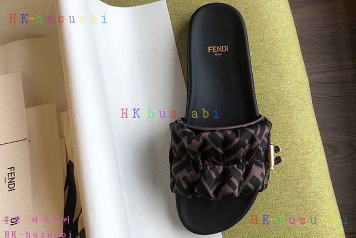 NEW 펜디 샌들 신상 FD 572258