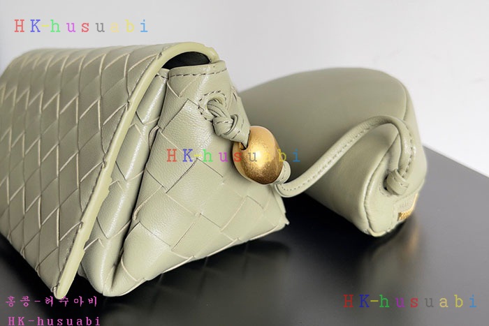 ★미러급★보테가베네타 파우치 온 스트랩 717429-3