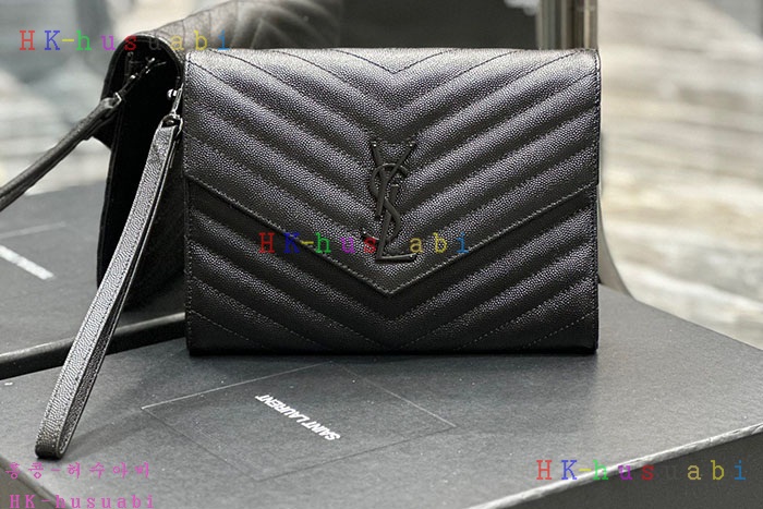★미러급★ 입생로랑 퀼트 처리된 그랑 드 뿌드르 엠보스드 가죽 소재의 MONOGRAM 클러치 617662-3