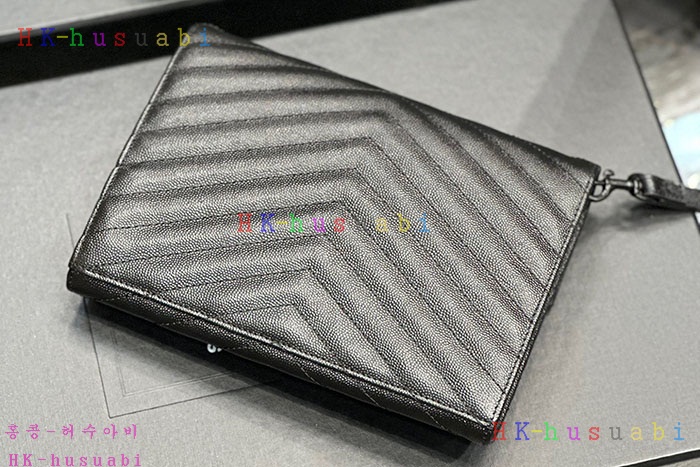 ★미러급★ 입생로랑 퀼트 처리된 그랑 드 뿌드르 엠보스드 가죽 소재의 MONOGRAM 클러치 617662-3
