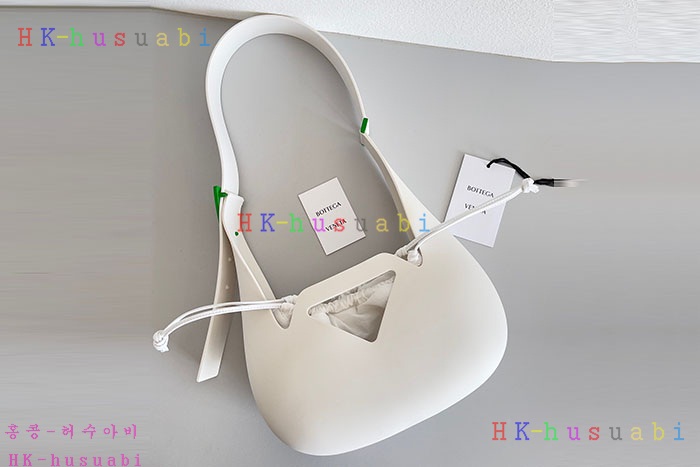 ★미러급★보테가베네타 매트 러버 펀치 숄더백 696920-3