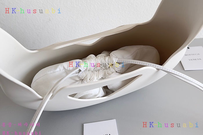 ★미러급★보테가베네타 매트 러버 펀치 숄더백 696920-3
