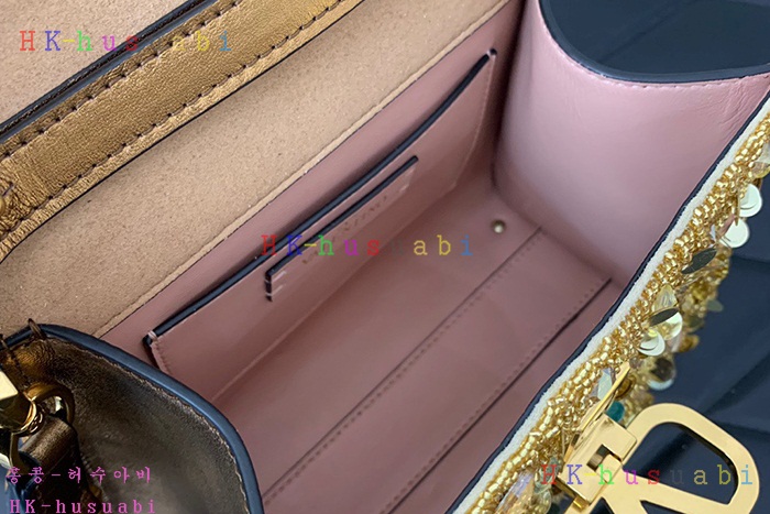 ★미러급★발렌티노 3D 자수 미니 브이슬링 핸드백  2W2B0G97-2