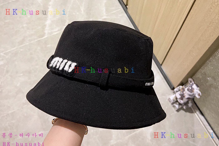 NEW 미우미우 모자 신상 M 6799953