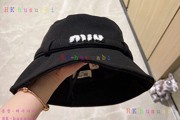 NEW 미우미우 모자 신상 M 6799953