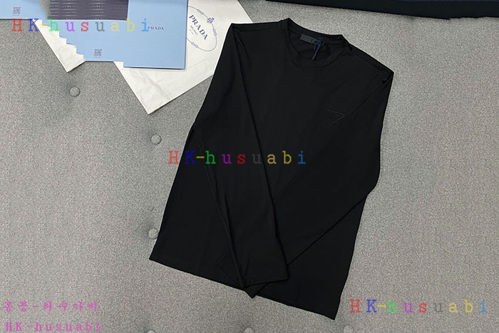 NEW 프라다 긴팔티 신상 P 1458017