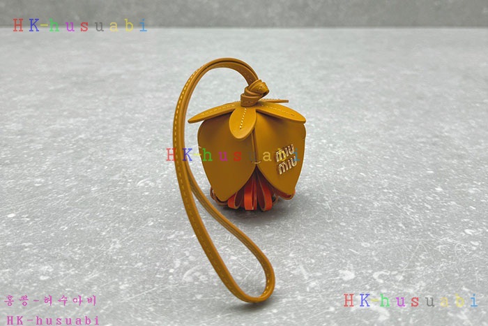 NEW 미우미우 키링 백참 신상 524118