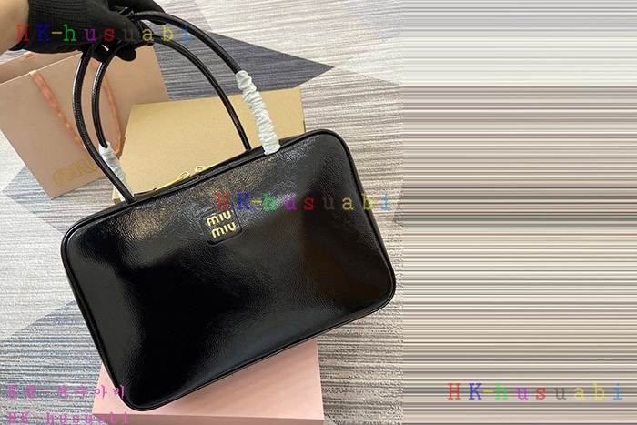 ★미러급★미우미우 나플락 페이턴트 가죽 보 백 라지 5BB177
