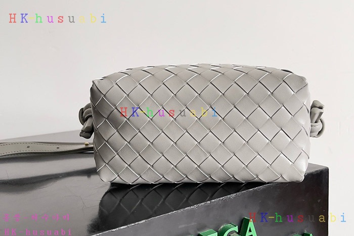 ★미러급★보테가 베네타 LOOP 카프스킨 스몰 크로스백 796615-3