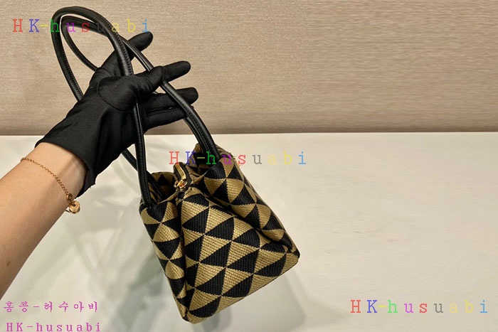 ★미러급★프라다 심볼 자수 패브릭 토트 백 1BA368-2