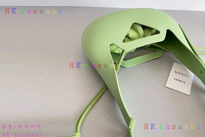 ★미러급★보테가베네타 매트 러버 펀치 숄더백 696920-2