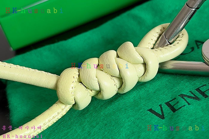 ★미러급★ 보테가베네타 키링 백참 신상 BV 692204